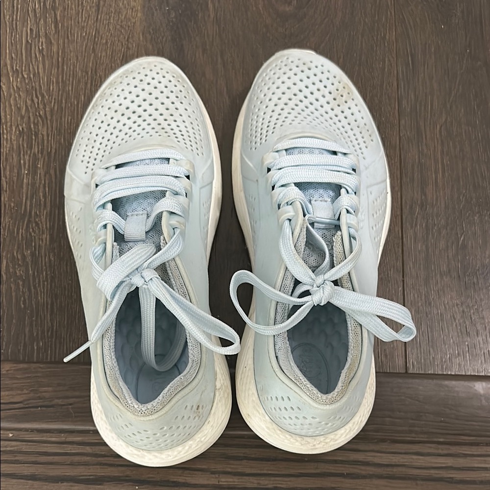 Crocs Light Blue Waterproof Sneakers Running Shoes, Size 9 Women’s